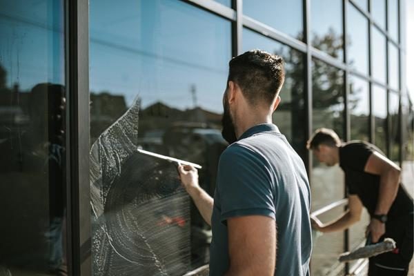 rengøring esbjerg vinduespudser erhverv kontor vinduesskraber